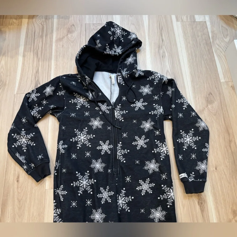 Fabletics Cozy Fleece Hooded Zip Up Onesie with Snowflakes Size XS - Picture 2 of 5